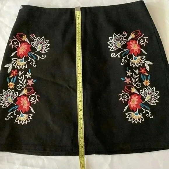 MI AMI MINI SKIRT women’s  Medium Black Flower Embroidered  Boho Colorful Skirt - Picture 3 of 9